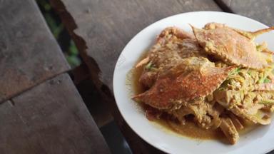 完整的菜搅拌炸蟹<strong>咖喱粉</strong>海鲜美味的味道木地板上泰国食物辣的味道